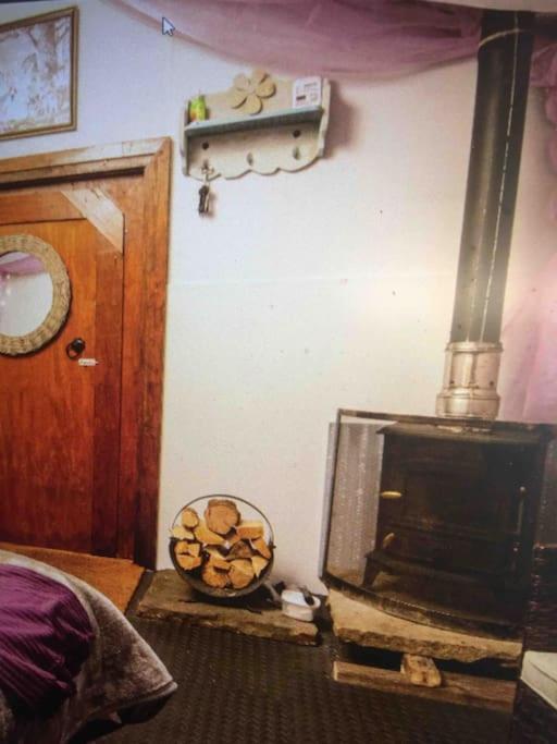 Cosy Woodland Romantic Retreat With Log Fires And Nature Sturry Esterno foto